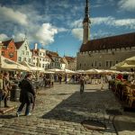 Tallinn tra torri e tetti rossi: la città d’ambra dove il Baltico custodisce la magia nordica